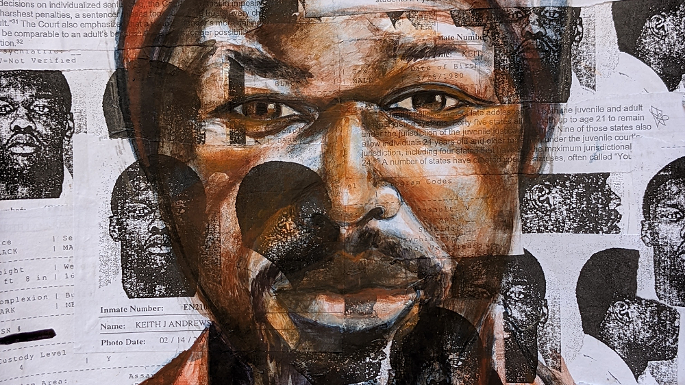 Έργο τέχνης που αποτελείται από έναν άνδρα ζωγραφισμένο πάνω σε ένα κολάζ από φωτογραφίες συλλήψεων