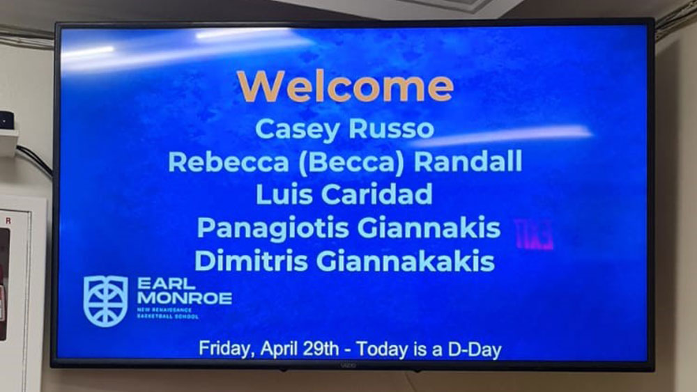 Μια οθόνη τηλεόρασης που καλωσορίζει πέντε άτομα ονομαστικά