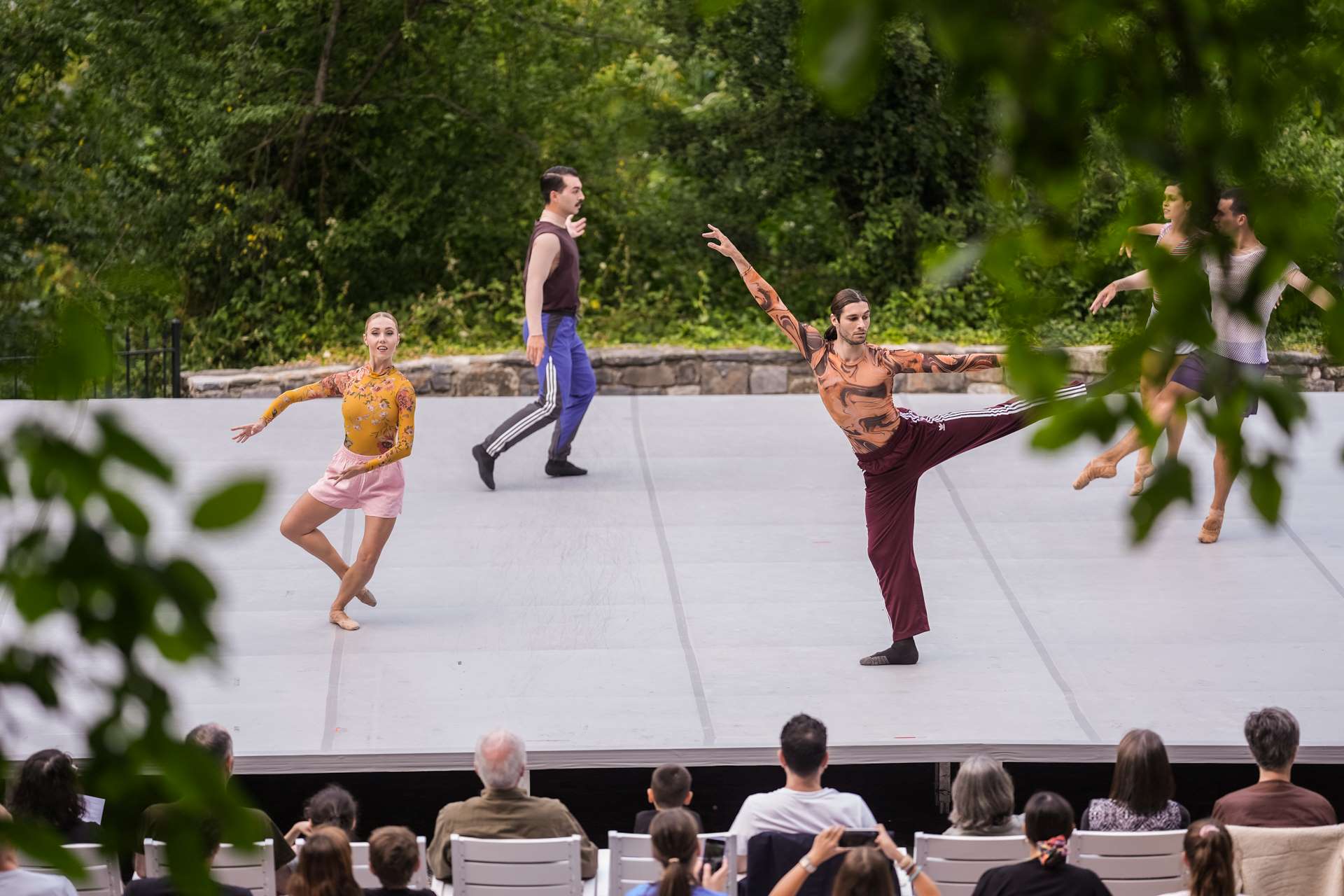 Χορευτές μπαλέτου χορεύουν στη σκηνή.