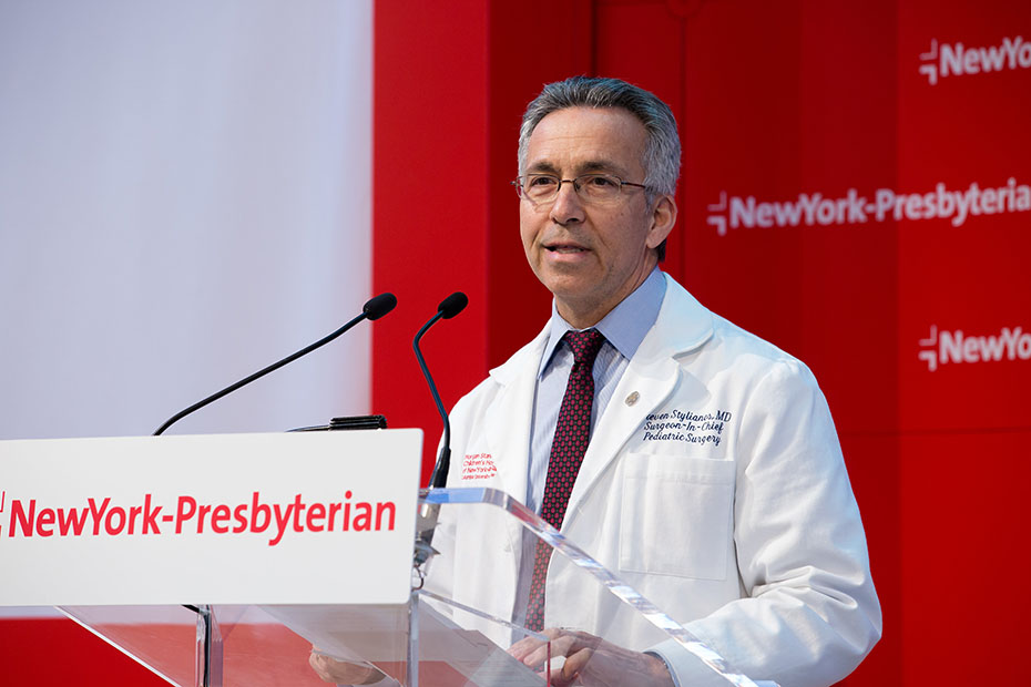 Ένας γιατρός εκφωνεί ομιλία στην εκδήλωση αφιέρωσης του New York-Presbyterian