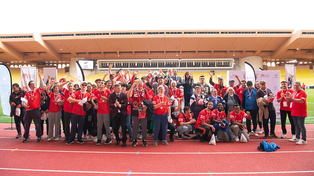 Πλήθος ανθρώπων στέκονται χαρούμενοι για μια αναμνηστική φωτογραφία 