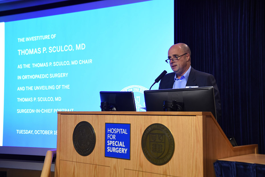 Ο Αντρέας Δρακόπουλος, Πρόεδρος του Ιδρύματος Σταύρος Νιάρχος, βγάζει λόγο στο βήμα του Hospital for Special Surgery 