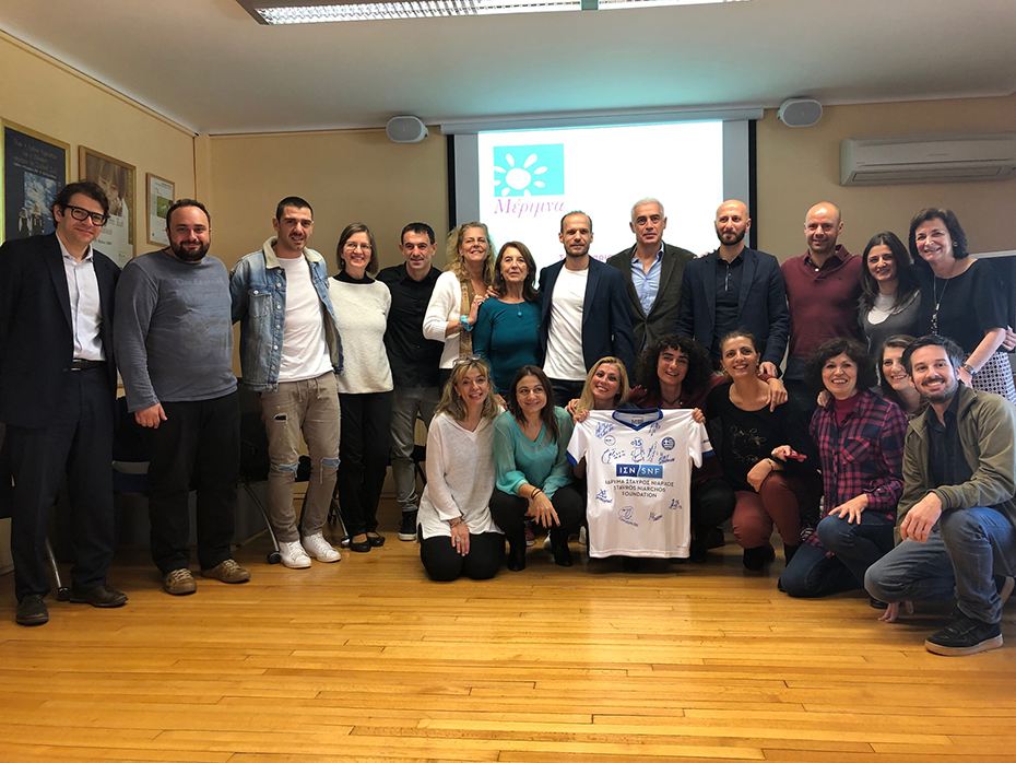 Η ομάδα των Πρωταθλητών Ευρώπης, Legends 2004, μαζί με μέλη του Ιδρύματος Σταύρος Νιάρχος