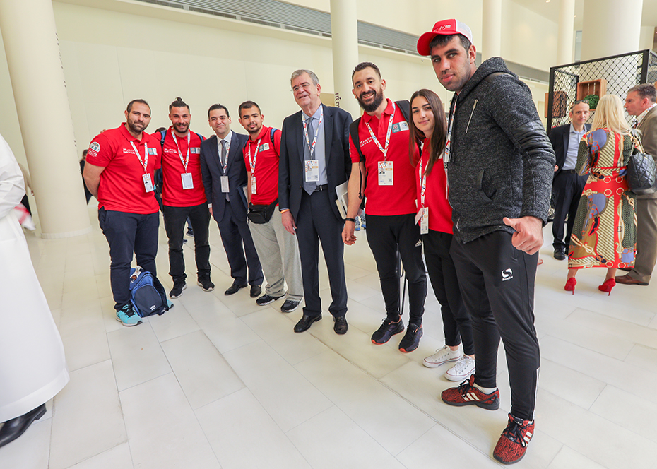 Μέλη του Ιδρύματος Σταύρος Νιάρχος φωτογραφίζονται με τους νεαρούς ηγέτες της Παγκόσμιας Συνόδου Κορυφής για την Ηγεσία των Νέων