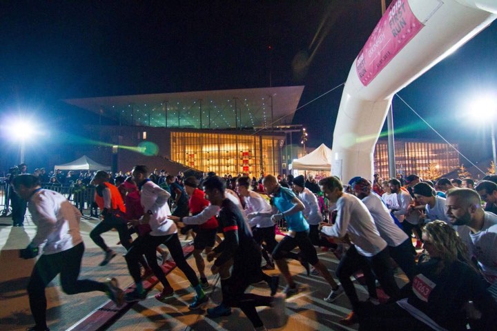 Πλήθος δρομέων που κάνουν τα πρώτα βήματα στη γραμμή εκκίνησης ενός αγώνα δρόμου 