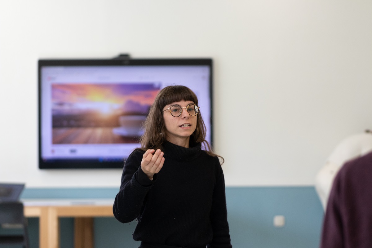 Μία γυναίκα κάνει παρουσίαση