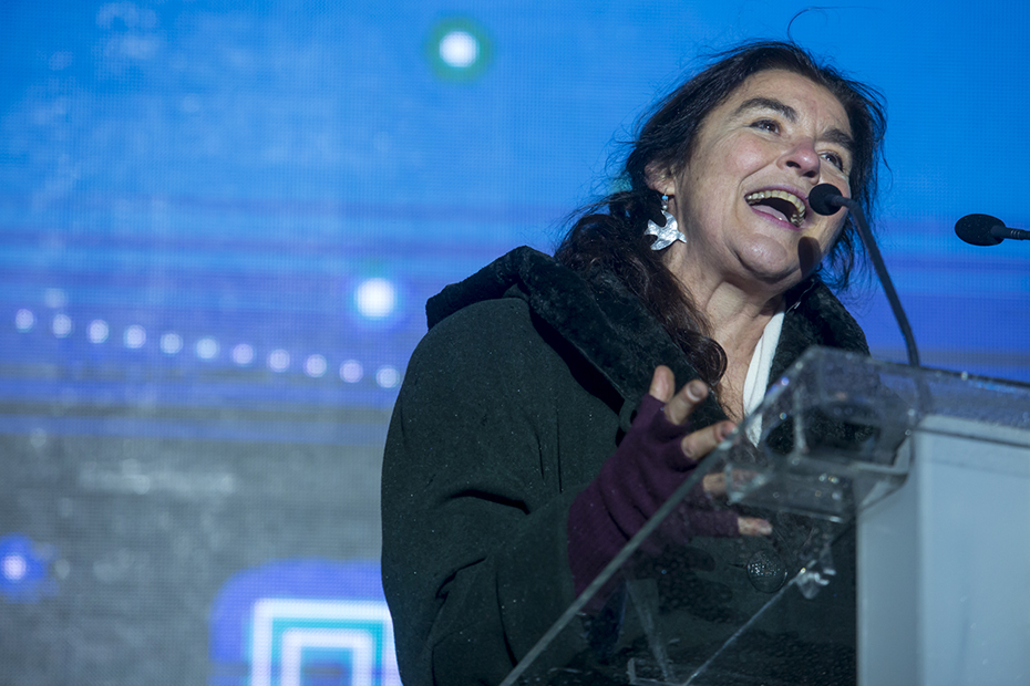 Μια γυναίκα δίνει ομιλία στο πρωτοχρονιάτικο πάρτι στο Κέντρο Πολιτισμού Ίδρυμα Σταύρος Νιάρχος