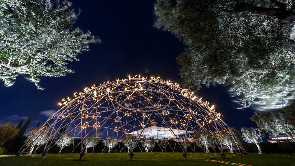 Φωτογραφία ενός υπαίθριου, ημίκυκλου γλυπτού με φώτα στο Κέντρο Πολιτισμού Ίδρυμα Σταύρος Νιάρχος