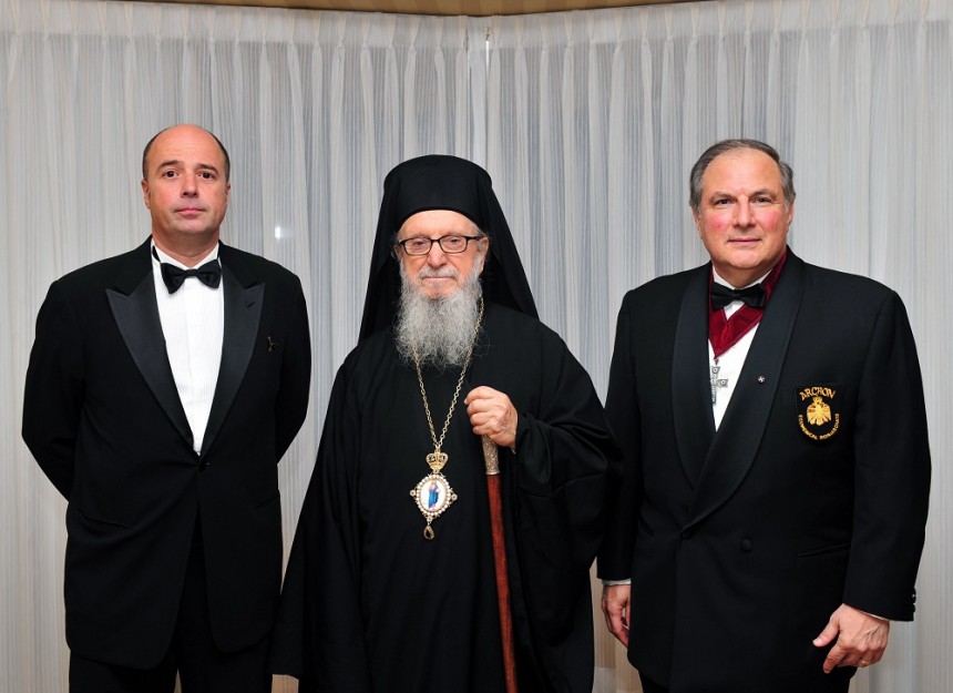 Ο Αντρέας Δρακόπουλος, Πρόεδρος του Ιδρύματος Σταύρος Νιάρχος, ο Οικουμενικός Πατριάρχης και άλλο ένα μέλος του Οικουμενικού Πατριαρχίου στέκονται για μια αναμνηστική φωτογραφία
