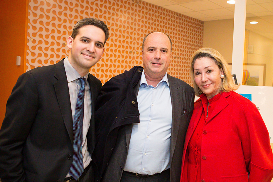 Ο Ανδρέας Δρακόπουλος, πρόεδρος του Ιδρύματος Σταύρος Νιάρχος, και μέλη του Ιατρικού Κέντρου Montefiore φωτογραφίζονται