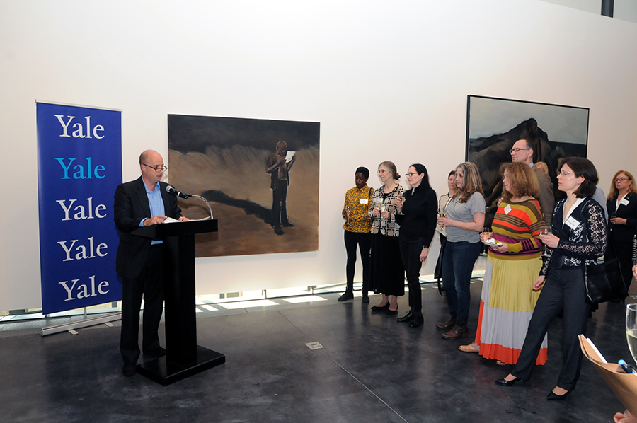 Ο Αντρέας Δρακόπουλος, Πρόεδρος του Ιδρύματος Σταύρος Νιάρχος, μιλάει στο βήμα ενώ πίσω του υπάρχει ένα banner το οποίο γράφει Yale και κόσμος στέκεται όρθιος και τον ακούει