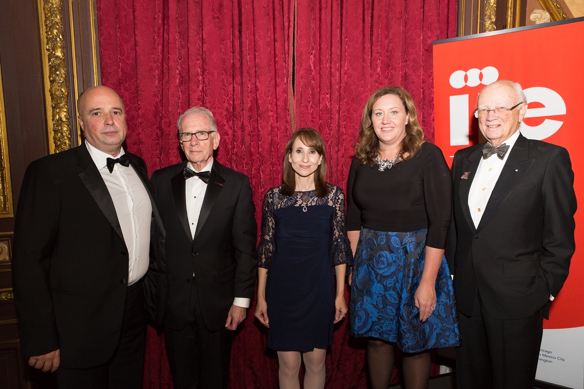 Ο Αντρέας Δρακόπουλος, Πρόεδρος του Ιδρύματος Σταύρος Νιάρχος, μαζί με δύο άντρες και δύο γυναίκες στέκονται και χαμογελούν για μια αναμνηστική φωτογραφία 