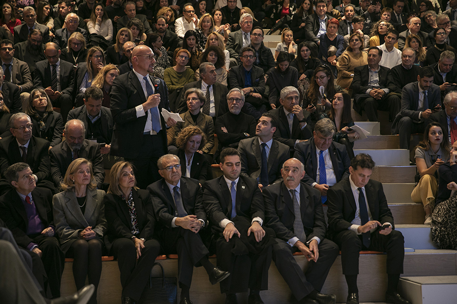Ένας άντρας στέκεται όρθιος ανάμεσα στο κοινό και θέτει τον προβληματισμό του κρατώντας ένα μικρόφωνο