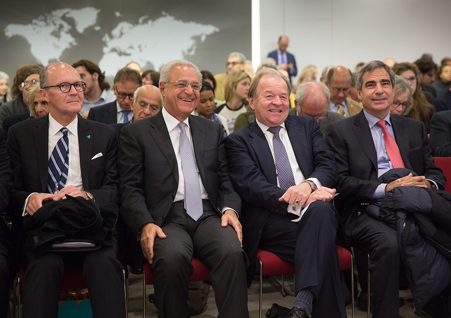 Τα μέλη του κοινού κάθονται και γελούν