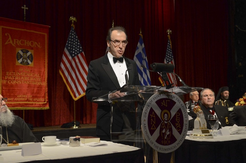 Κοντινή φωτογραφία ενός μέλους του Οικουμενικού Πατριαρχίου το οποίο μιλάει στο βήμα