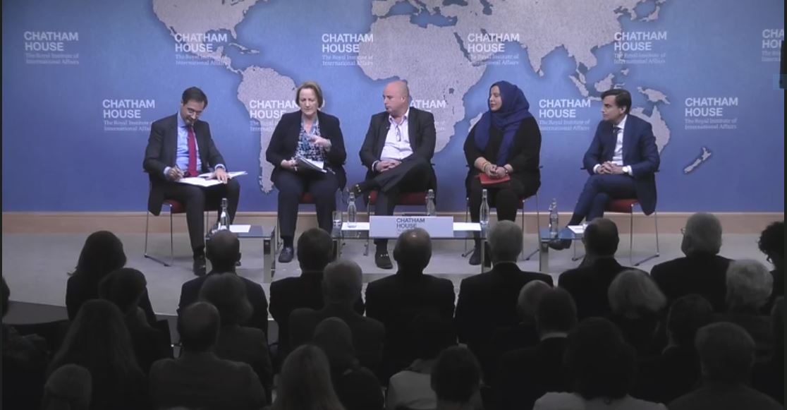 Ο Ανδρέας Δρακόπουλος, πρόεδρος του Ιδρύματος Σταύρος Νιάρχος, κάθεται στη σκηνή με άλλους τέσσερισ πανελιστ του Chatham House