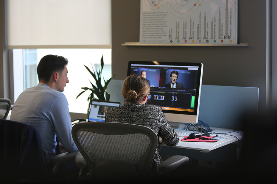 Ένας άντρας και μια γυναίκα κάθονται μαζί σε ένα γραφείο και εργάζονται στους υπολογιστές τους