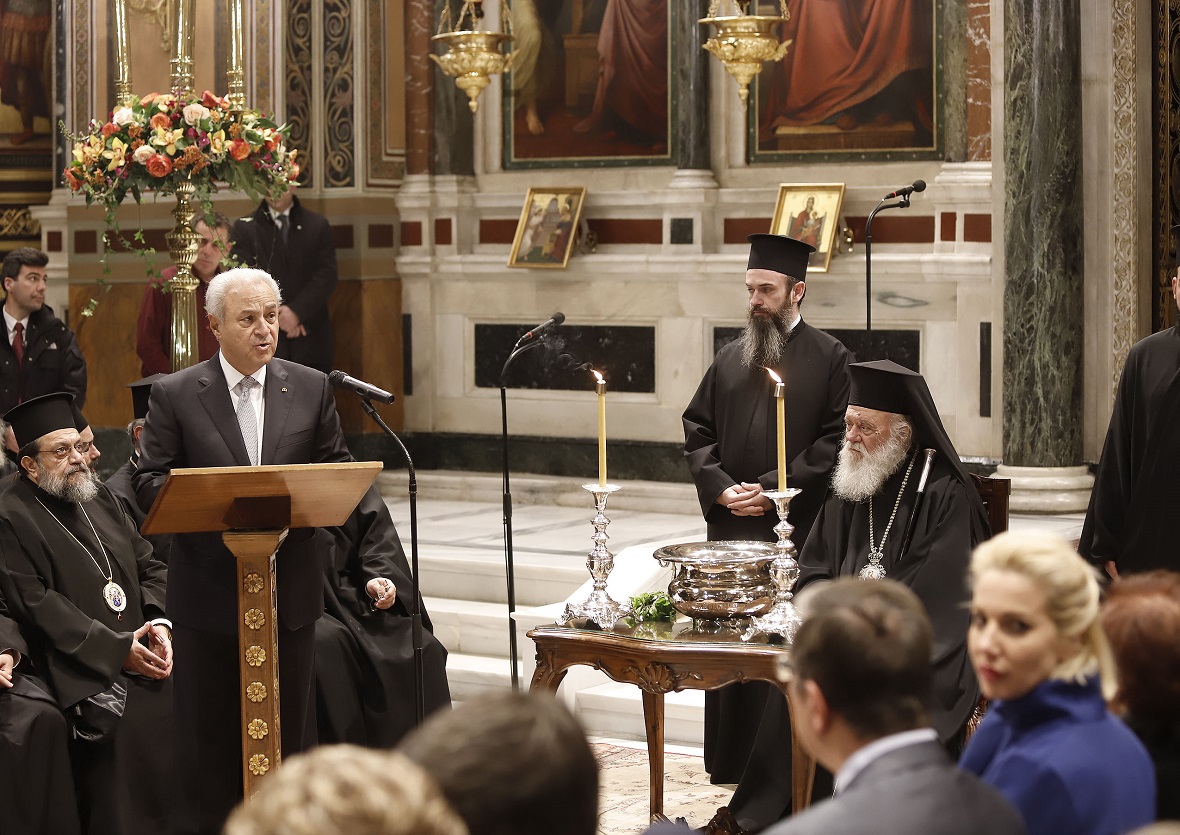 Ένας άντρας μιλάει σε μια εξέδρα στον Ιερό Καθεδρικό Ναό της Μητρόπολης Αθηνών