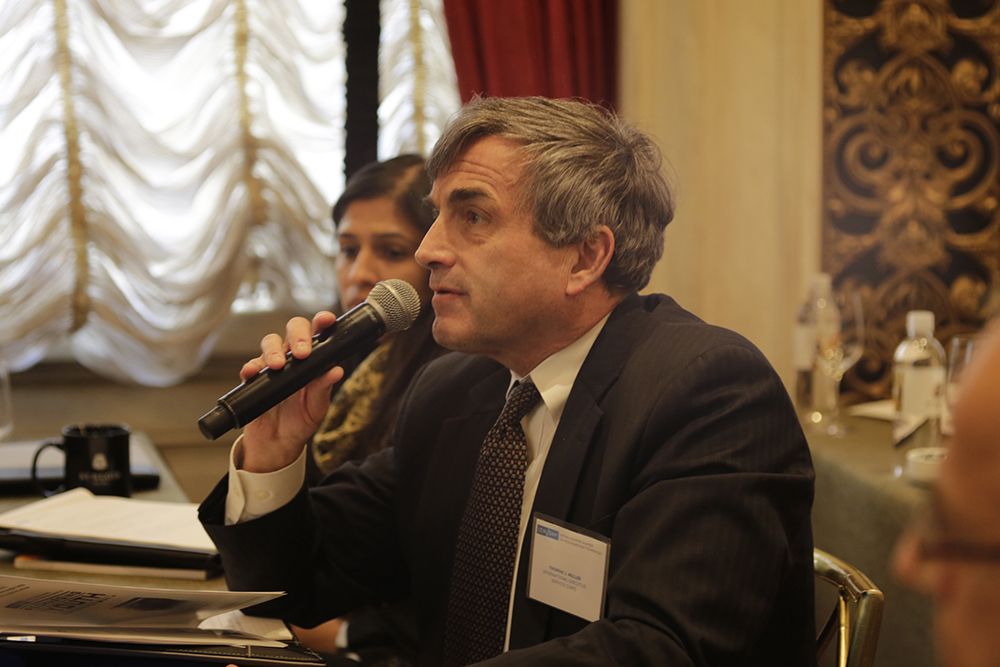 Ένας άνδρας που ανήκει στο κοινό χρησιμοποιεί το μικρόφωνο για να κάνει μια ερώτηση