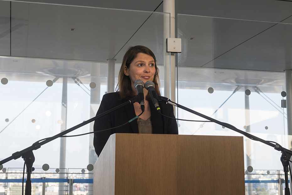 Μια γυναίκα μιλάει στο βήμα 