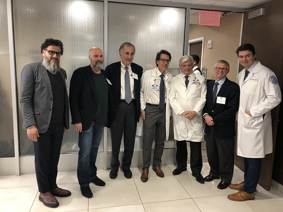 Ο Ανδρέας Δρακόπουλος, πρόεδρος του Ιδρύματος Σταύρος Νιάρχος, και γιατροί του Hospital for Special Surgery φωτογραφίζονται