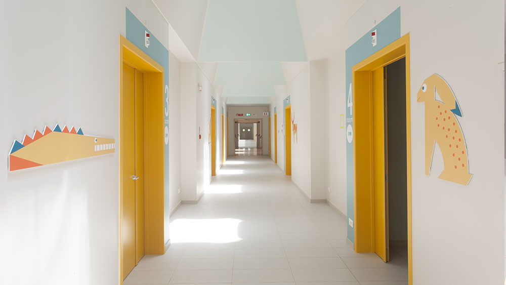 Ένας διάδρομος του Νοσοκομείου Παιδιατρικής Χειρουργικής, ο οποίος έχει τέχνη ζώων στους τοίχους