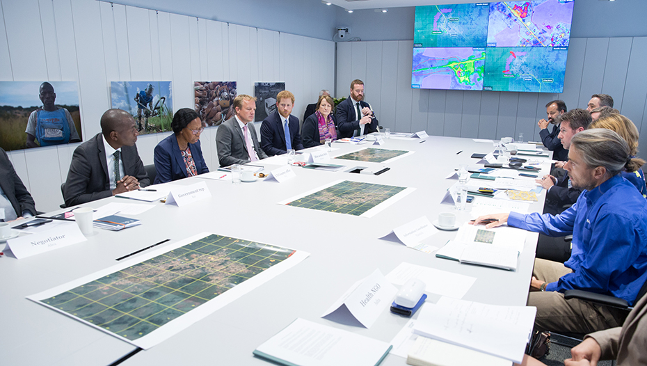 Ο πρίγκιπας Χάρι κάθεται σε μια αίθουσα συνεδριάσεων και παρακολουθεί μια άσκηση σεναρίου εκκαθάρισης ναρκών