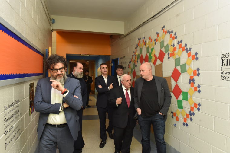 Ο Αντρέας Δρακόπουλος, Πρόεδρος του Ιδρύματος Σταύρος Νιάρχος περπατά μαζί με άλλους άντρες, ένας εκ των οποίων είναι ιερέας και ο ένας του μιλάει