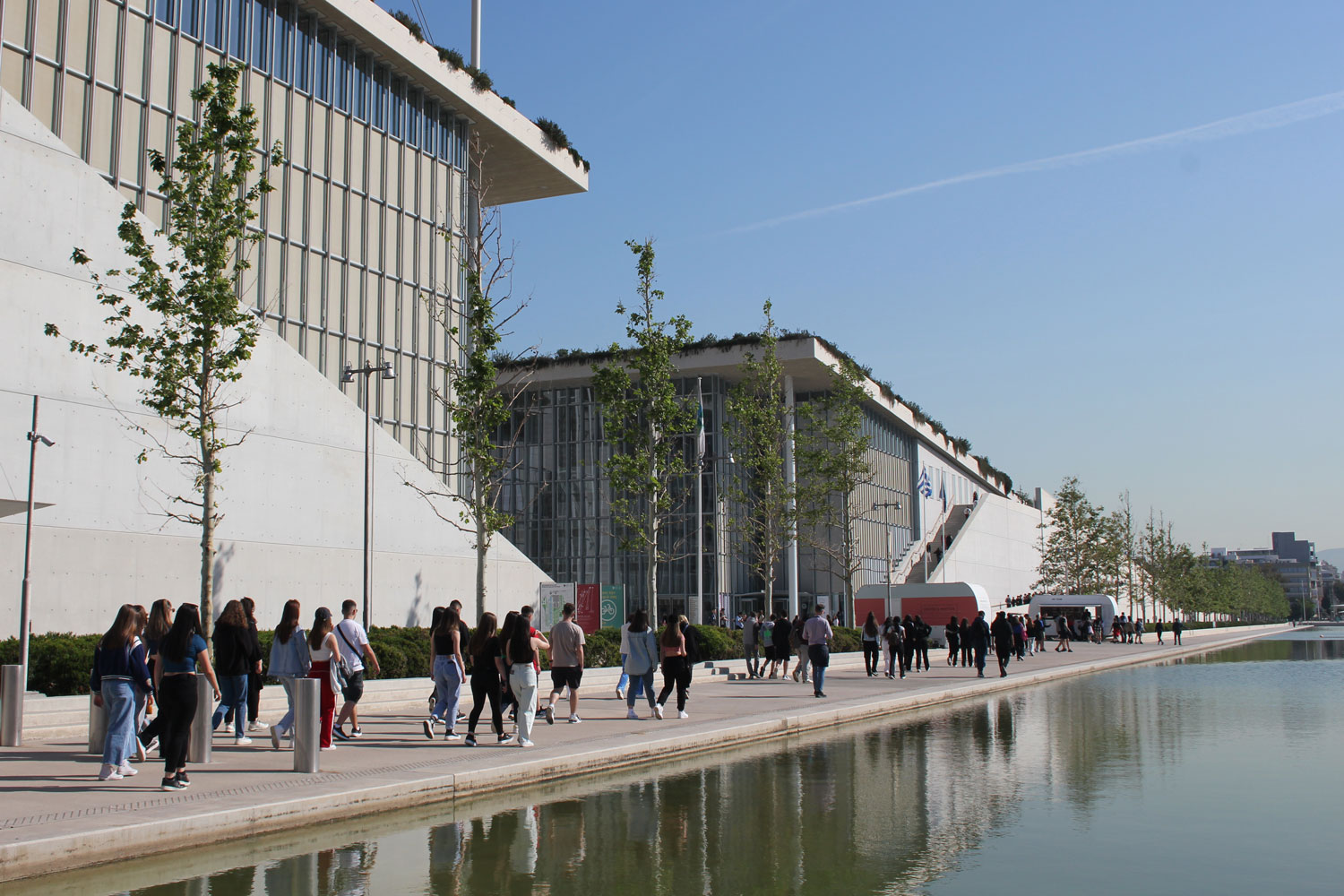 Μαθητές περπατούν έξω από το Κέντρο Πολιτισμού Ίδρυμα Σταύρος Νιάρχος