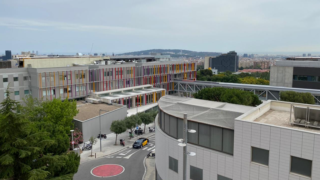 Μια μακρινή φωτογραφία του εξωτερικού του Παιδιατρικού Κέντρου Καρκίνου στο Νοσοκομείο Παίδων Sant Joan de Déu στη Βαρκελώνη