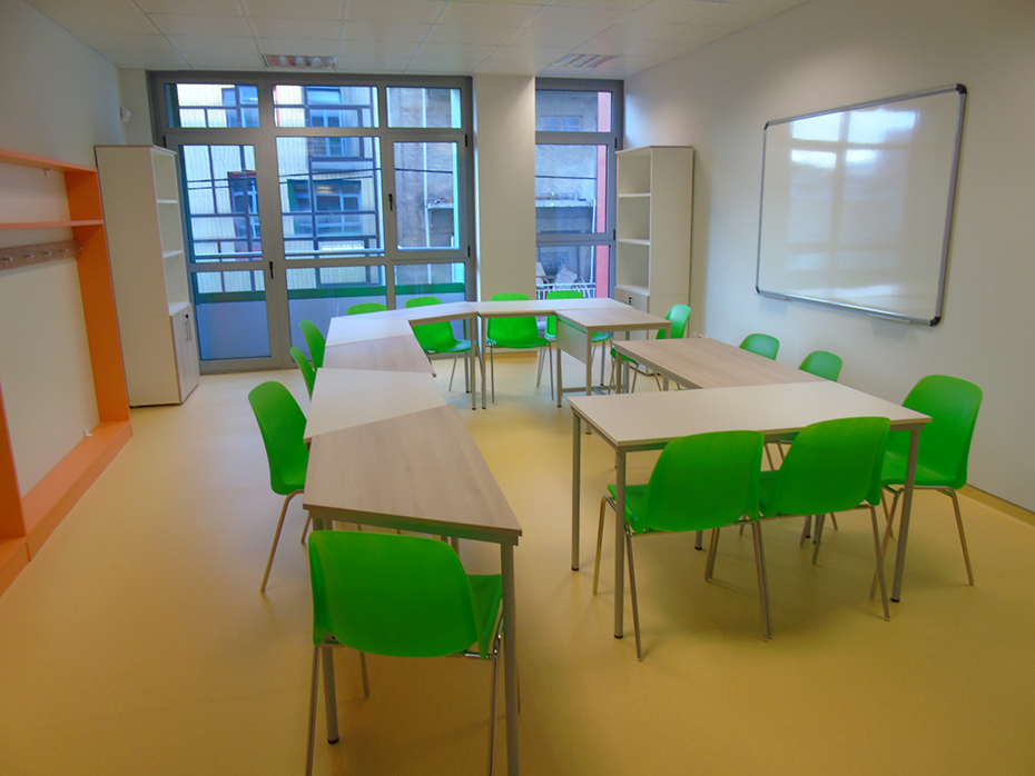Φωτογραφία από μια μιρκή σχολική αίθουσα στην οποία τα θρανία σχηματίζουν ένα Π 