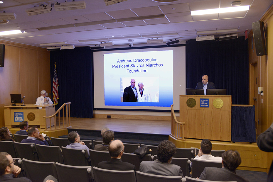 Ο Ανδρέας Δρακόπουλος, πρόεδρος του Ιδρύματος Σταύρος Νιάρχος, εκφωνεί ομιλία στο βήμα του Νοσοκομείου Ειδικής Χειρουργικής