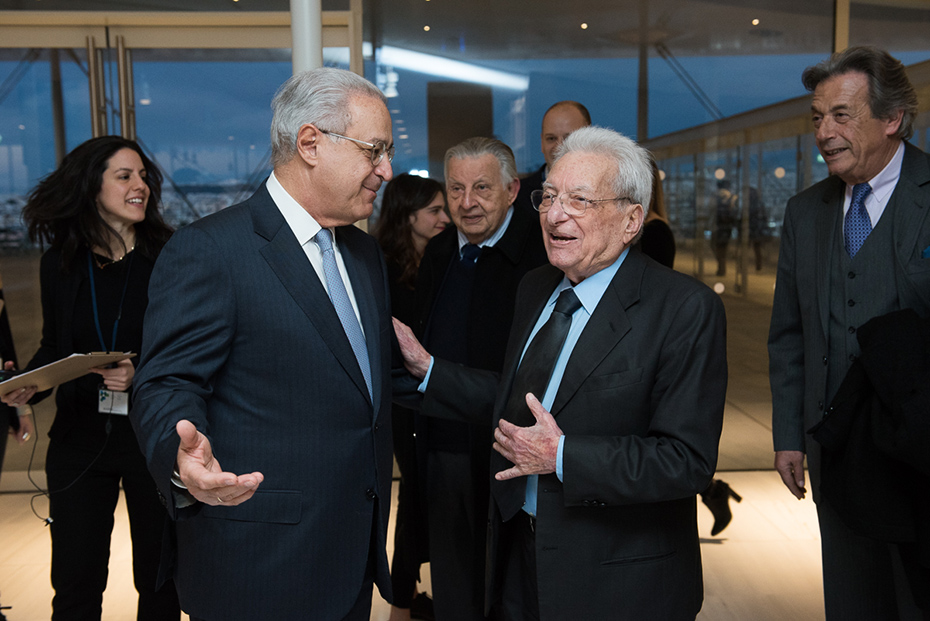 Δύο καλεσμένοι μιλούν στην παρουσίαση του βιβλίου του πρέσβη Βασίλη Κασκαρέλη 