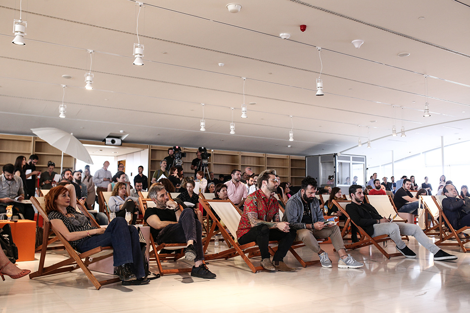 Μια εικόνα του κοινού στο Summer Nostos Festival, το οποίο κάθεται σε καρέκλες του γκαζόν