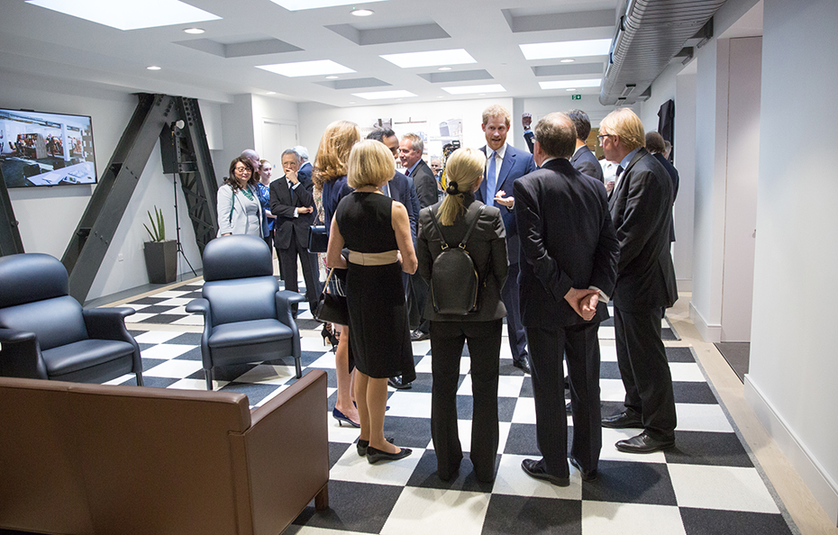 Ο πρίγκιπας Χάρι συναντά καλεσμένους στον όροφο του Ιδρύματος Σταύρος Νιάρχος στο Chatham House