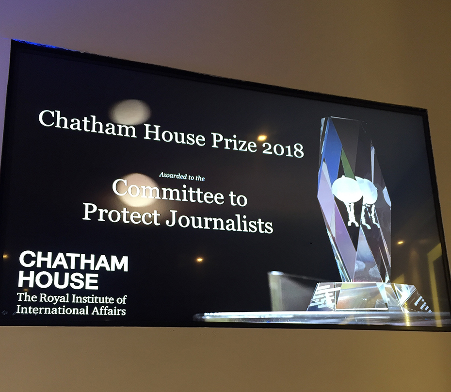 Μια φωτογραφία που δείχνει μια οθόνη να προβάλλει Chatman House Prize 2018 awarded to the Committee to Protect Journalists 