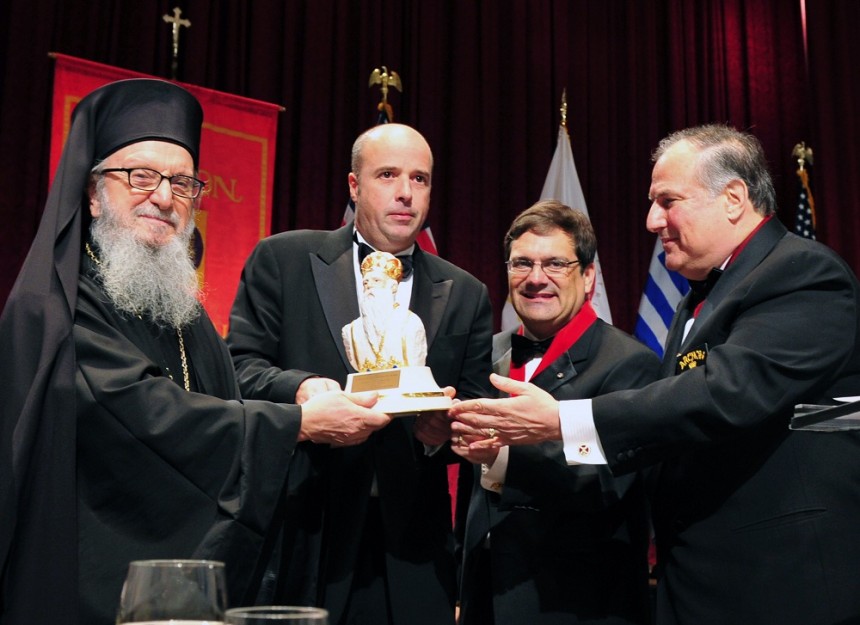 Άρχοντες του Οικουμενικού Πατριαρχίου παραδίδουν ένα βραβείο τιμής στον Αντρέα Δρακόπουλο, Πρόεδρο του Ιδρύματος Σταύρος Νιάρχος