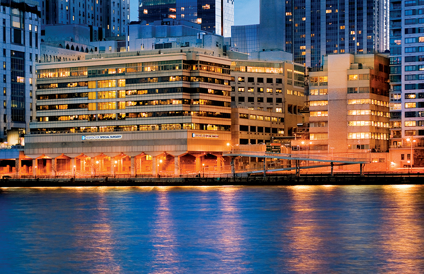 Το εξωτερικό του κτιρίου του Νοσοκομείου Ειδικής Χειρουργικής, το οποίο βρίσκεται μπροστά σε ένα ποτάμι