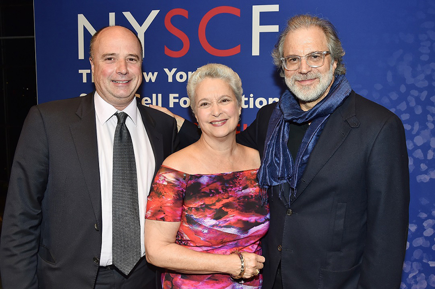 Ο Αντρέας Δρακόπουλος, Πρόεδρος του Ιδρύματος Σταύρος Νιάρχος, ένας άντρας και μια γυναίκα στέκονται αγκαλιασμένοι και χαμογελούν για μια αναμνηστική φωτογραφία 