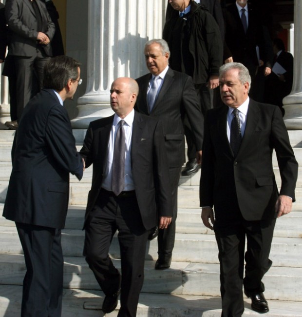 Ο Αντώνης Σαμαράς, πρωθυπουργός της Ελληνικής Δημοκρατίας, ανταλλάσσει χειραψία με τον Ανδρέα Δρακόπουλο, πρόεδρο της Ελληνικής Δημοκρατίας, κατεβαίνοντας μερικά σκαλιά