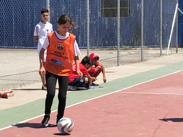 Ένα κοριτσάκι παίζει με μια μπάλα ποδοσφαίρου 