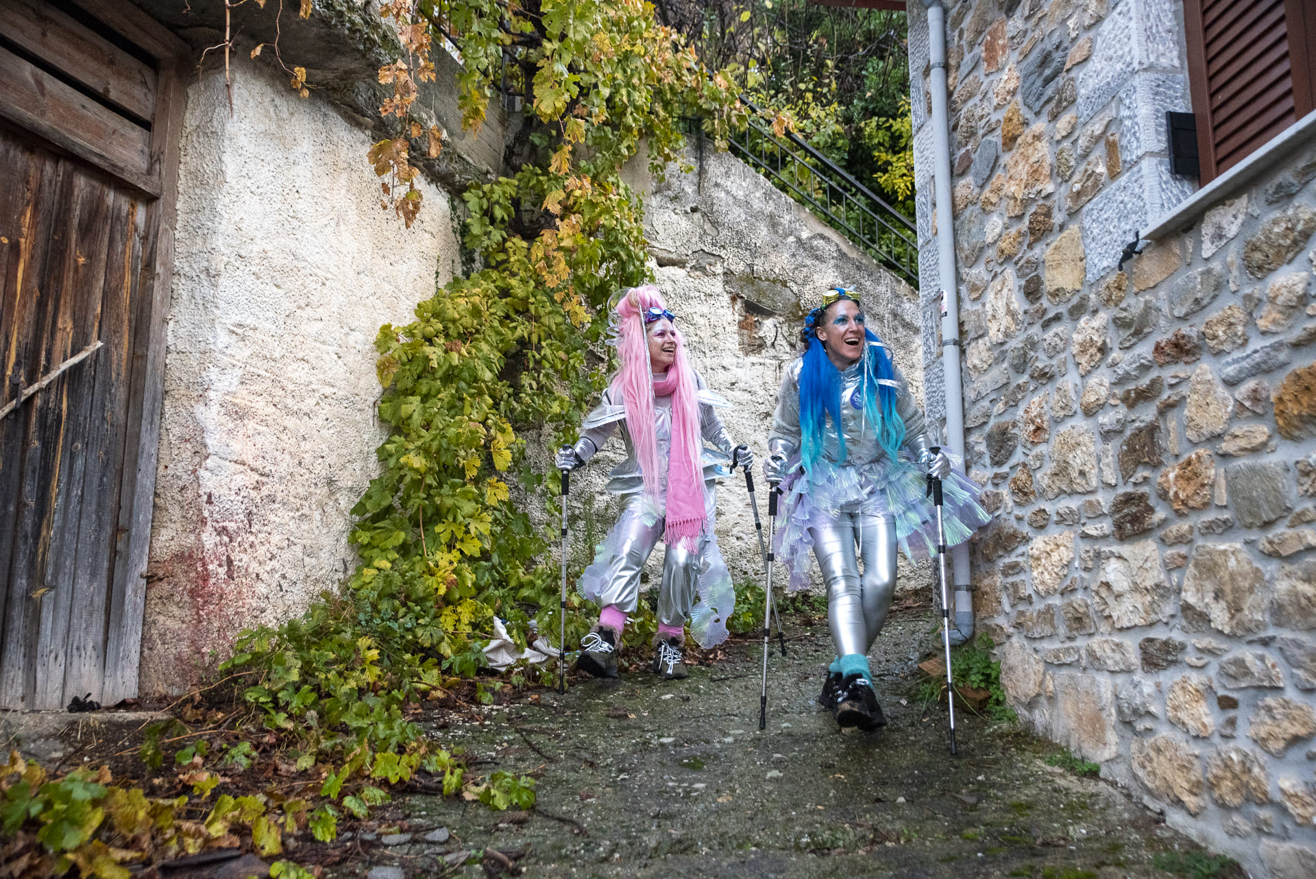 Δύο καλλιτέχνες που περπατούν με μπατόν ανάμεσα στους δρόμους της Βαμβακούς.