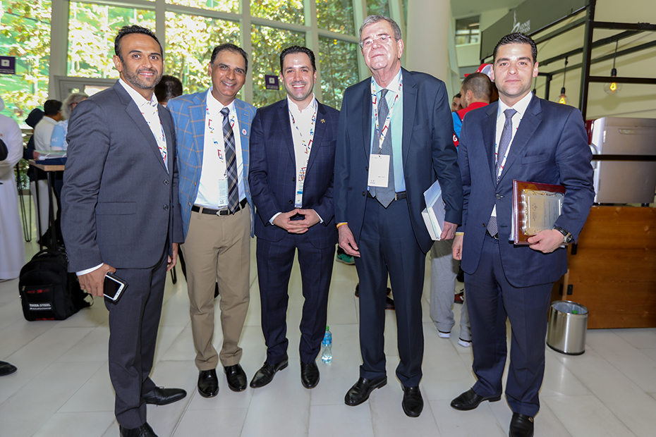 Μέλη της Παγκόσμιας Συνόδου Κορυφής για την Ηγεσία των Νέων και μέλη του Ιδρύματος Σταύρος Νιάρχος χαμογελούν και φωτογραφίζονται