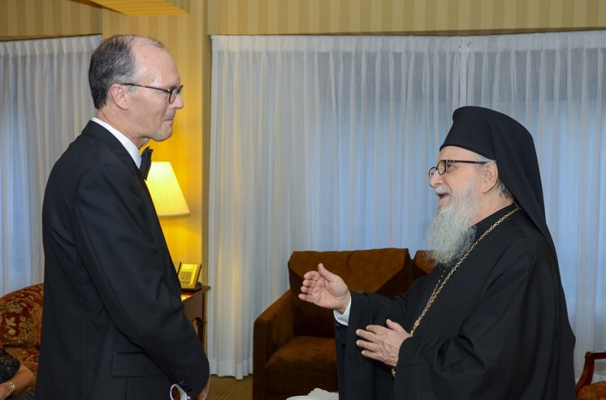 Ο Οικουμενικός Πατριάρχης μιλάει με έναν άντρα