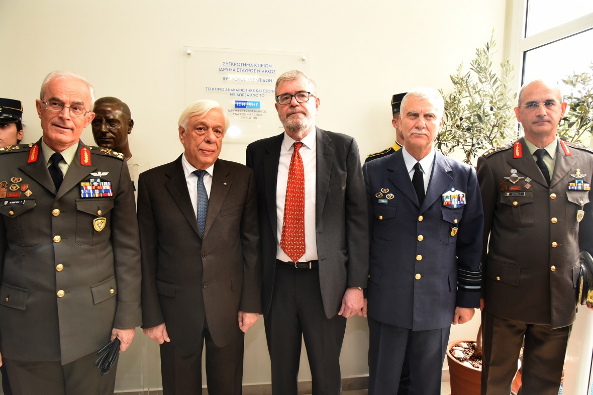 Πέντε άνδρες με κοστούμια και στρατιωτική ενδυμασία μέσα στο κτιριακό συγκρότημα του Ιδρύματος Σταύρος Νιάρχος