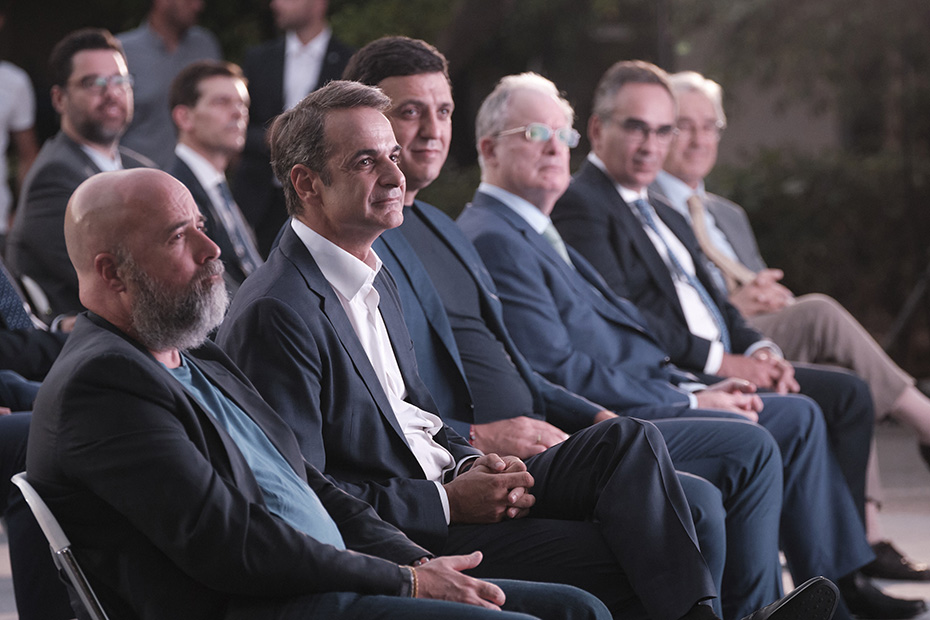 Ο Αντρέας Δρακόπουλος, Πρόεδρος του Ιδρύματος Σταύρος Νιάρχος, κάθεται δίπλα στον Κυριάκο Μητσοτάκη, Πρωθυπουργό της χώρας και παρακολουθούν μια ομιλία 