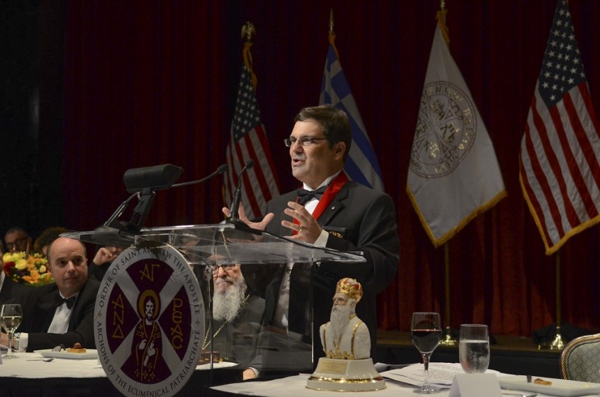 Κοντινή φωτογραφία ενός μέλους του Οικουμενικού Πατριαρχίου το οποίο μιλάει στο βήμα