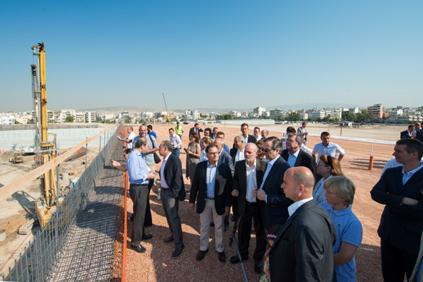 Ο Αντώνης Σαμαράς, πρωθυπουργός της Ελληνικής Δημοκρατίας, και ο Ανδρέας Δρακόπουλος, πρόεδρος του Ιδρύματος Σταύρος Νιάρχος, στέκονται μπροστά από το εργοτάξιο του Ιδρύματος Σταύρος Νιάρχος