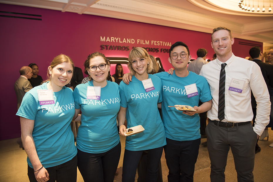 Μια ομάδα νέων στέκεται αγκαλιασμένη για μια αναμνηστική φωτογραφία