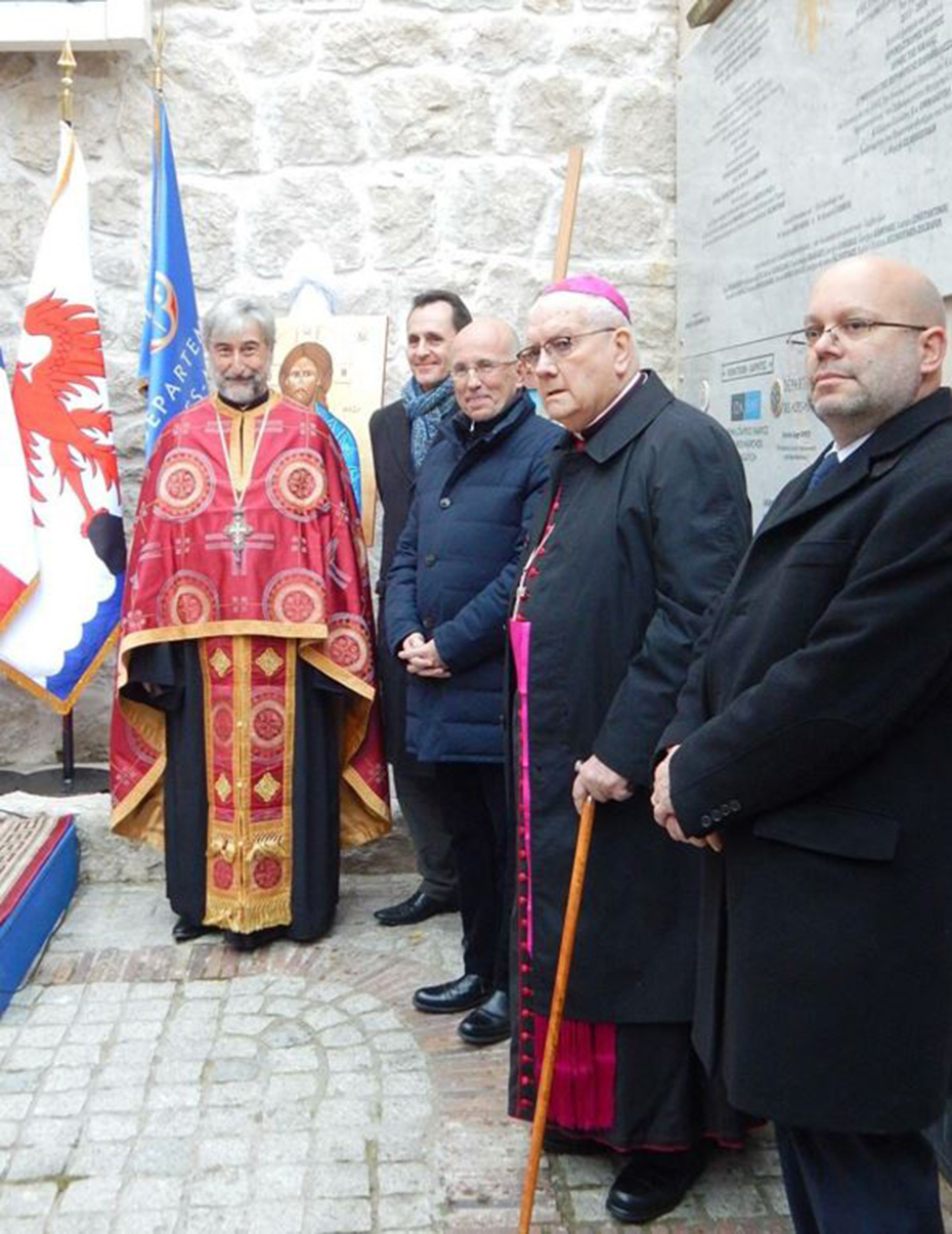 Μέλη του Ιδρύματος Σταύρος Νιάρχος στέκονται δίπλα σε μέλη της Ελληνορθόδοξης Εκκλησίας του Αγίου Σπυρίδωνα της Νίκαιας 